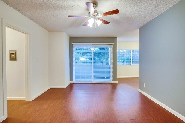 Building Photo - 537 E Hyde Park Blvd