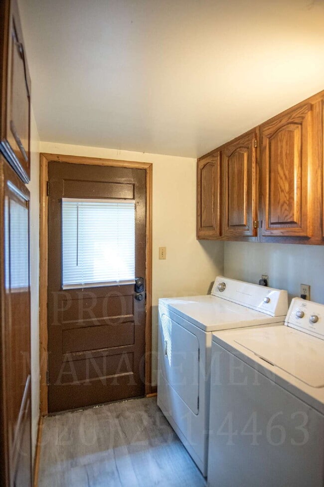 Building Photo - 2-Bedroom Duplex