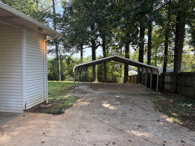 Building Photo - 409 Cloverleaf Dr
