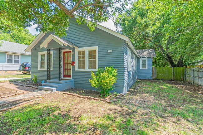 Building Photo - Beautifully remodeled campus home!