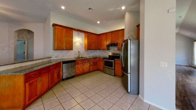 Building Photo - 4 Bed 2 Bath near Buck Thomas Park.