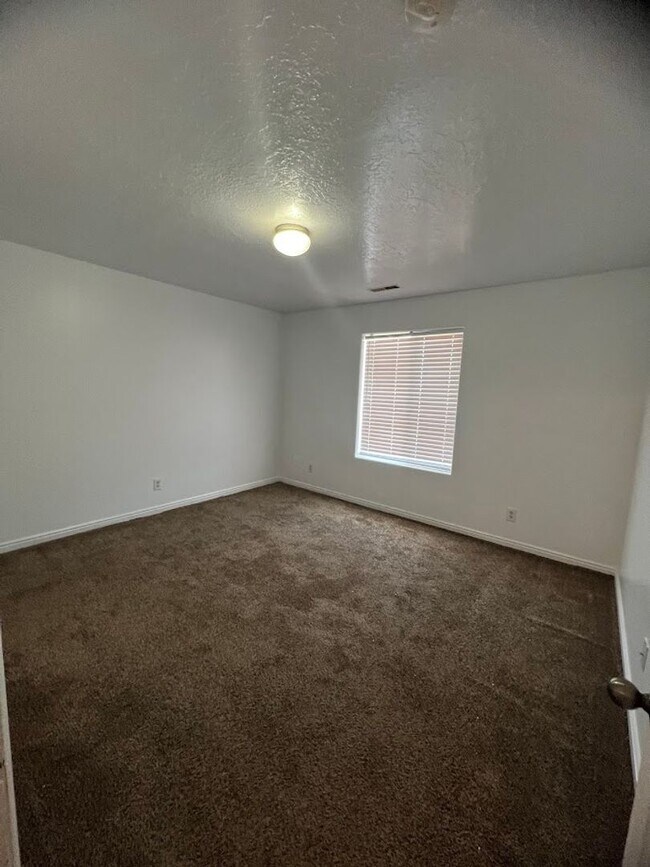 Building Photo - 4 bedroom Home Available