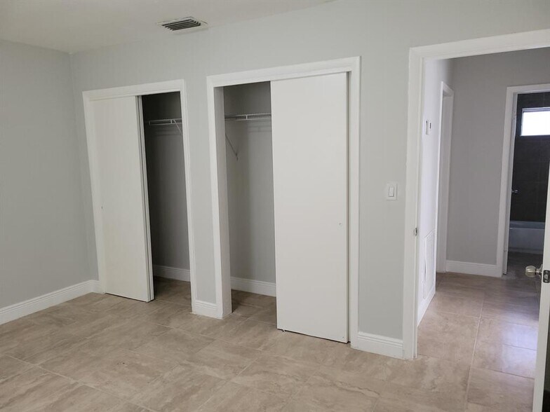 Building Photo - 651 NE 46th Ct