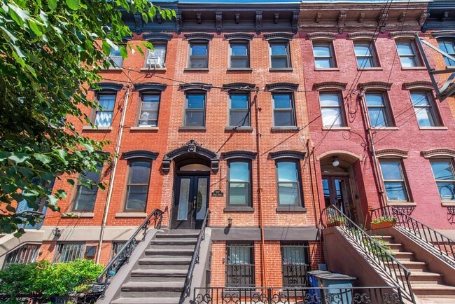 Primary Photo - 552 Jersey Ave