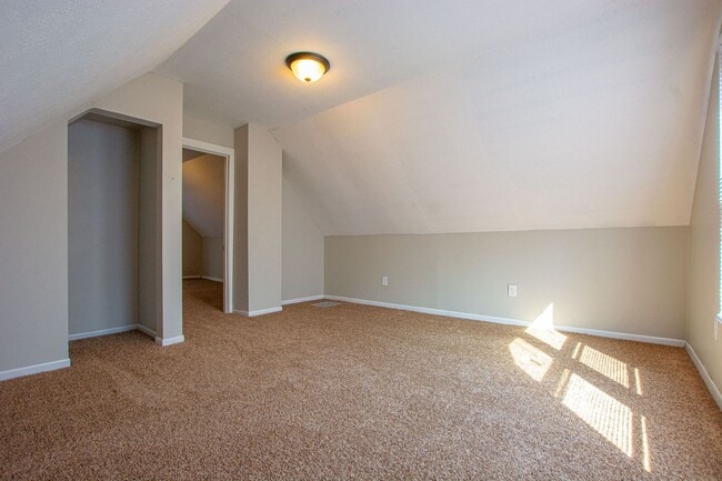 Building Photo - Spacious and CLEAN 2 Bedroom / 1 Bath Home...