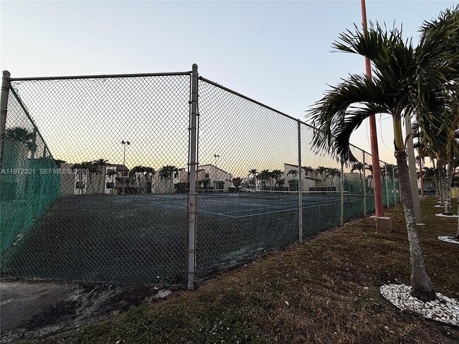 Building Photo - 10231 Fontainebleau Blvd