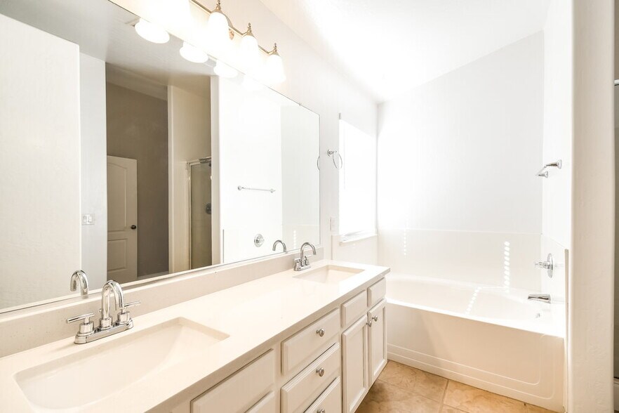 Building Photo - 9146 E Encanto St