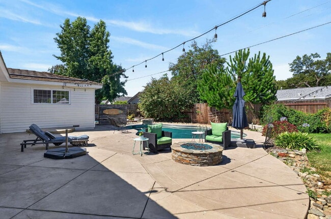 Building Photo - Spacious 4-Bed Oasis with 2 Full Baths
