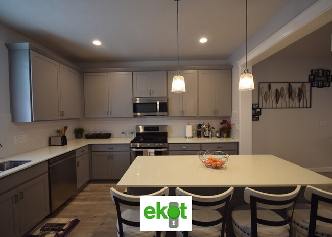 Building Photo - Spacious Townhome Near Shopping! 3 BD 2.5 BTH