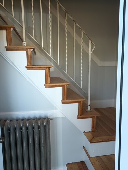 Foyer - 139 Sigourney St