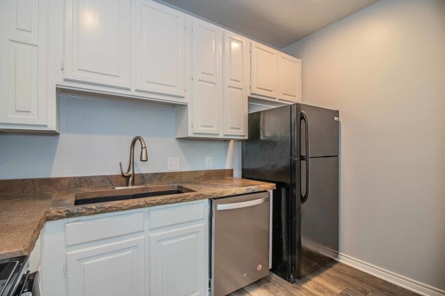 Building Photo - COMING SOON! Recently Renovated 1-Bedroom ...