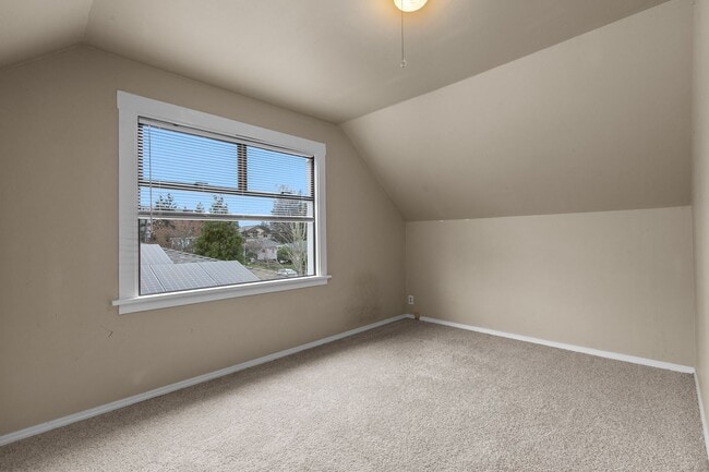 Building Photo - 3bd/1.75ba Seattle Home