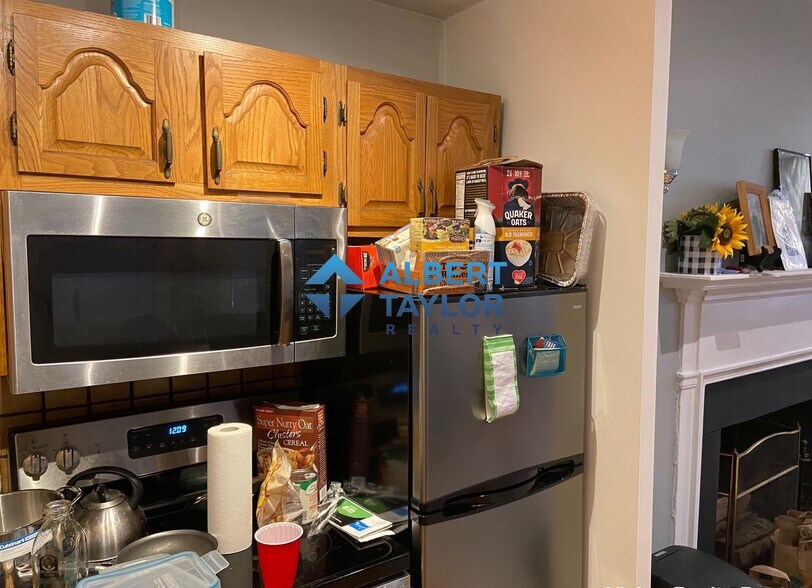 Building Photo - 82 Phillips St