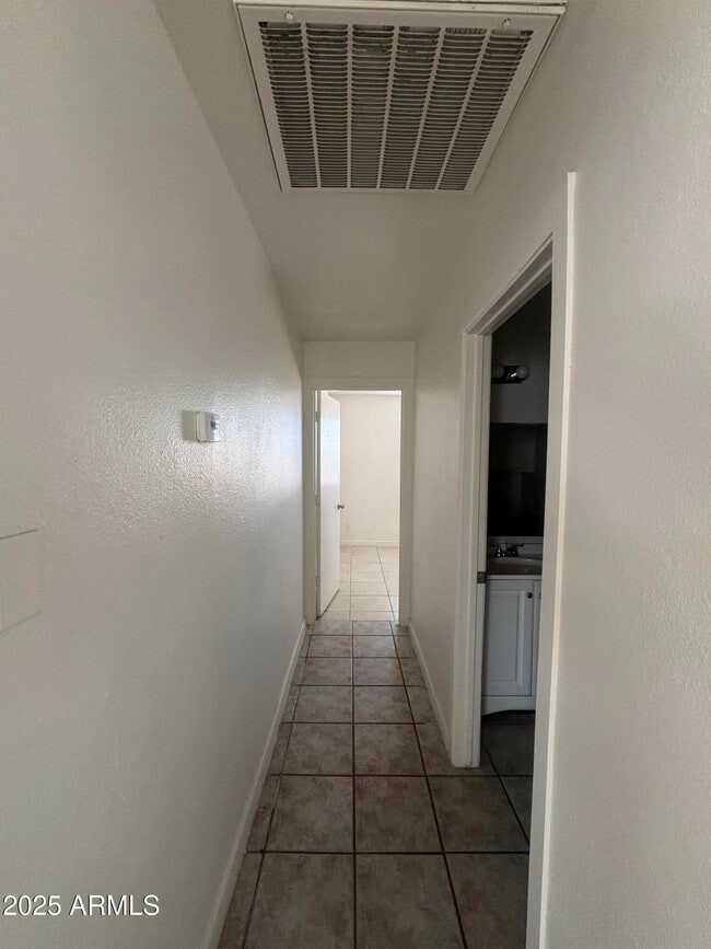 Building Photo - 2642 E Kings Ave