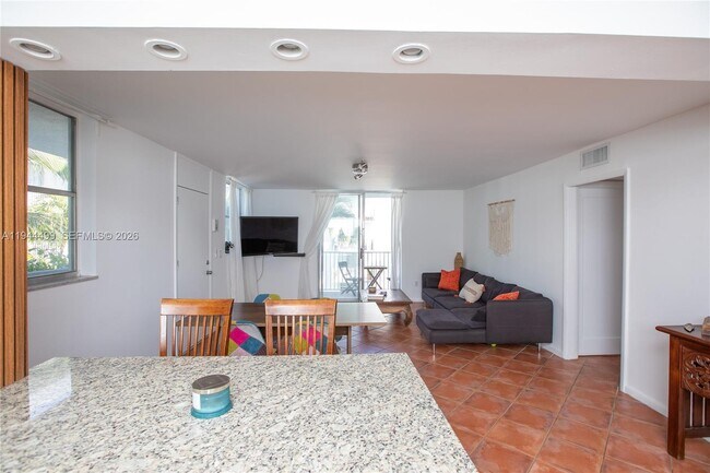 Building Photo - 1801 S Treasure Dr