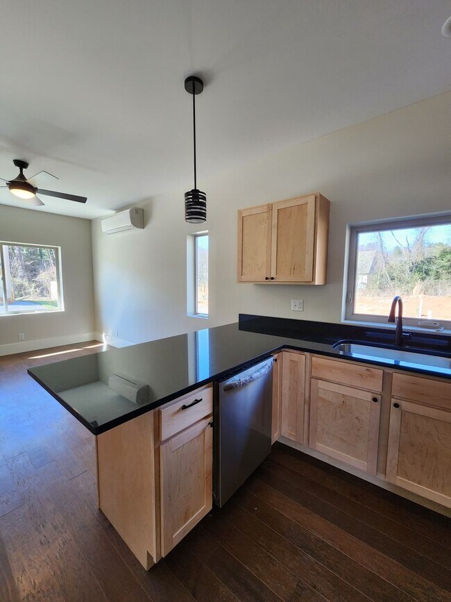 Building Photo - ***6 Month Lease***East Asheville Rental