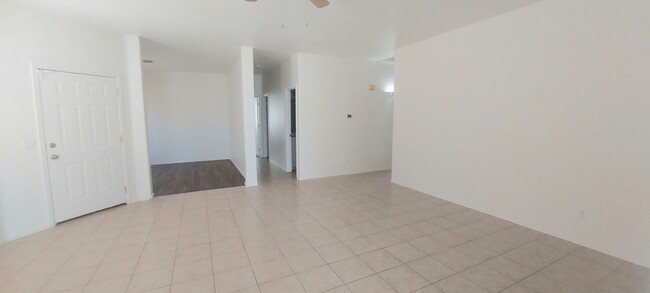 Building Photo - BEAUTIFUL 3BED with DEN 2BATH FLOORPLAN LO...