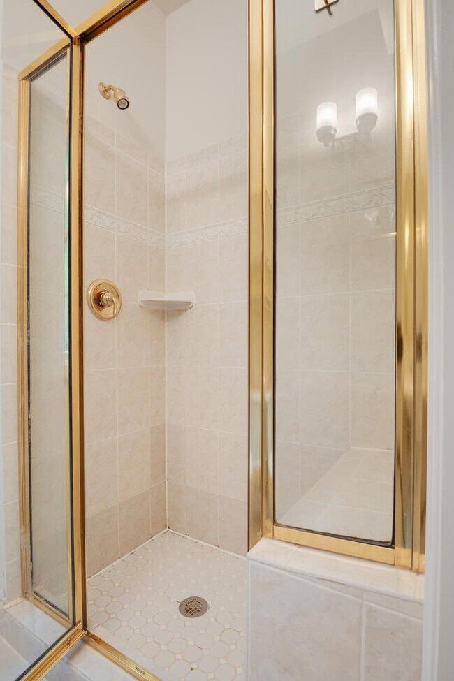 Building Photo - 6351 Lakewood Dr