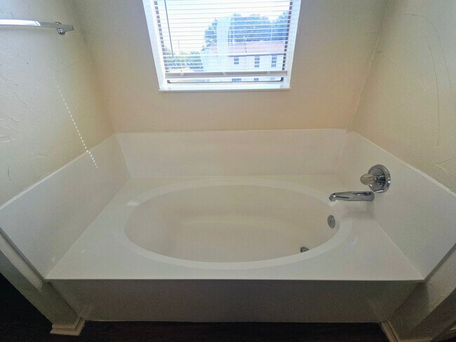 Building Photo - Nice Fourplex Unit in NRH - Birdville ISD