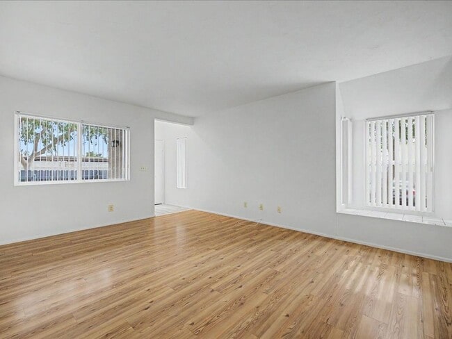Building Photo - 2 Bedroom 2 Bathroom with Community Pool and Spa!