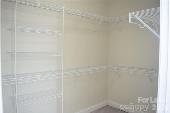 Building Photo - Stylish Braxton Gate Townhome with Garage & Main-Level Primary Suite