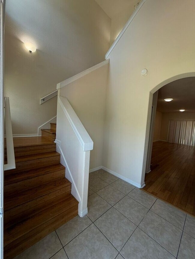 Building Photo - Beautifully Updated 3-Bedroom Townhouse in Kissimmee – Gated Community with Pool