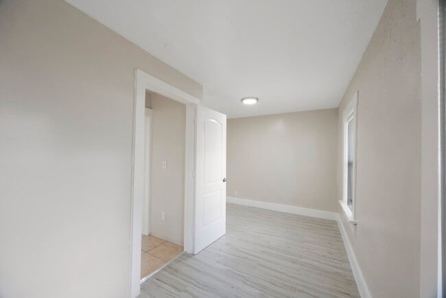 Building Photo - Spacious 2bdrm/1bath home with detached ga...