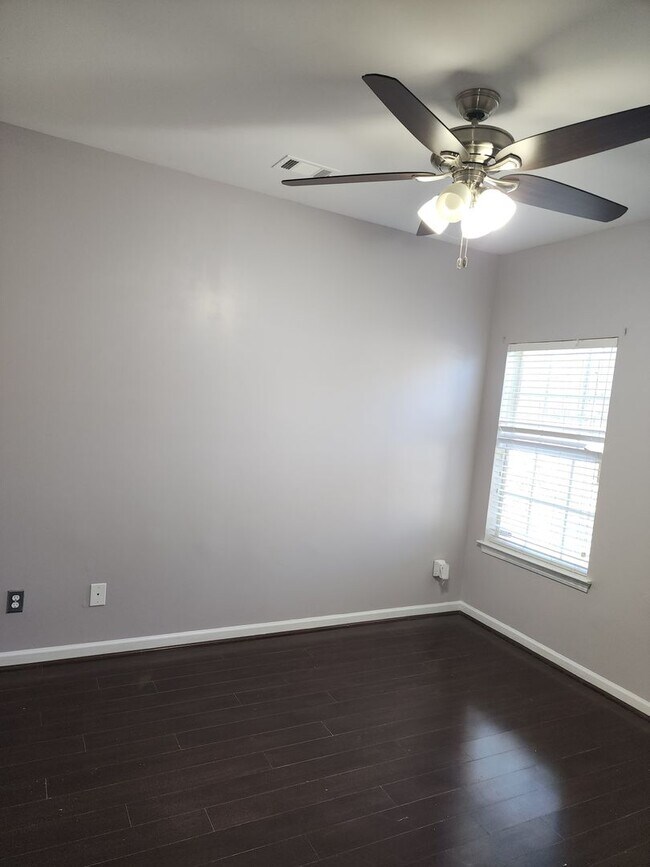 Building Photo - 1401 Adie St
