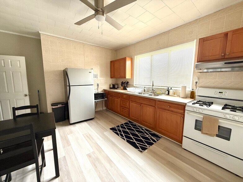 Building Photo - 324 Ella St