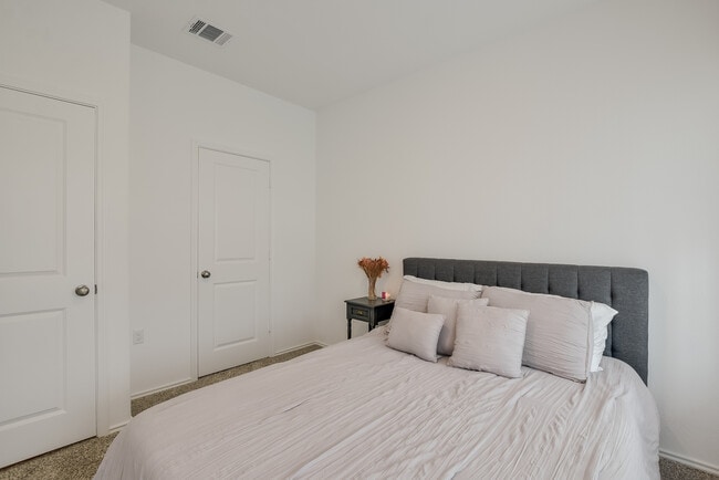 Building Photo - 2712 Louris Ln