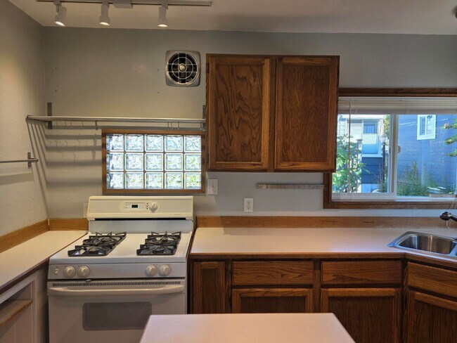 Building Photo - 2 Bedroom Home in Manette!