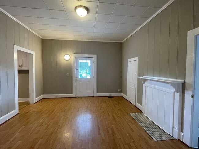 Building Photo - UNCG area with 3 bedrooms and 1 bath, Cent...