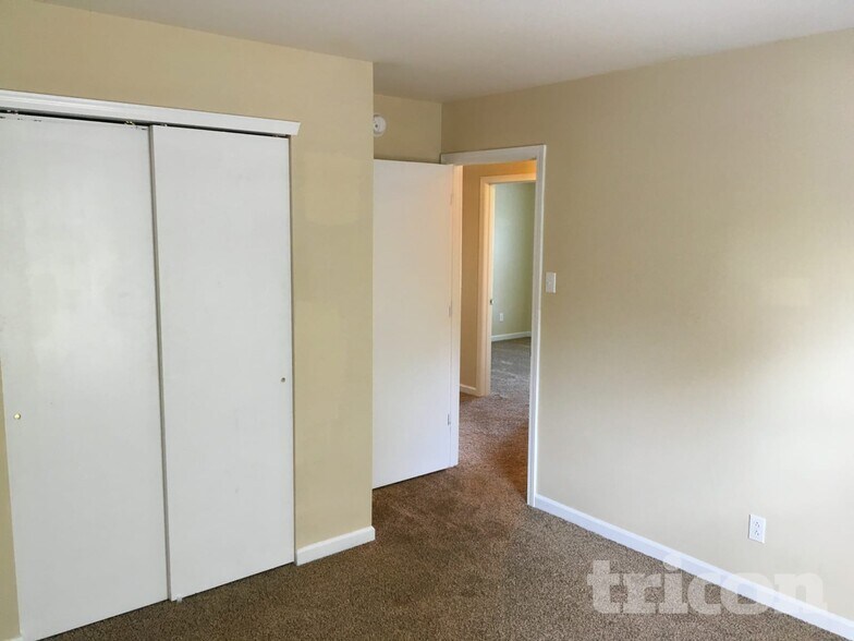 Building Photo - 1829 Oakdale Green Dr