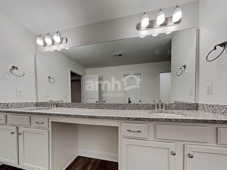 Building Photo - 5285 Valley Dr