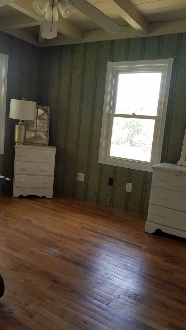 Building Photo - 5 bedroom / 4 bath home with a short drive to the beach!