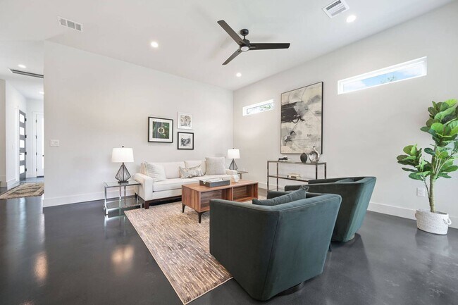 Building Photo - Premium Central Austin New Construction