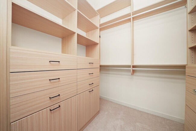 Building Photo - 1224 W Van Buren St