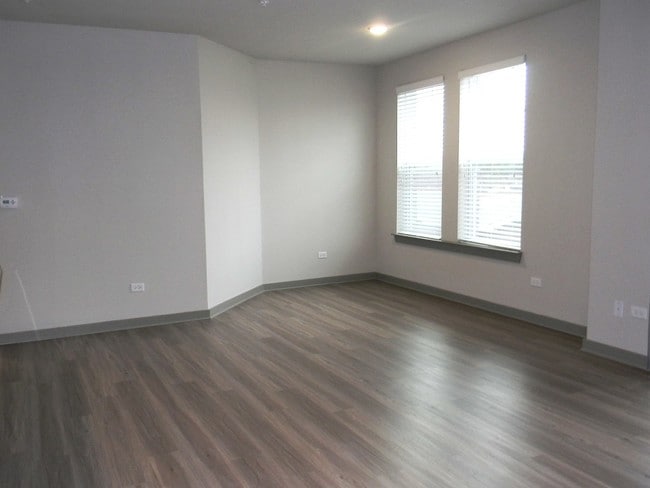 Building Photo - 670 E Algonquin Rd