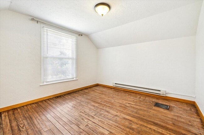 Building Photo - Charming 1-bedroom with office, 1-bathroom...