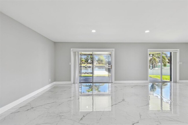Building Photo - 3913 Fontainebleau Dr