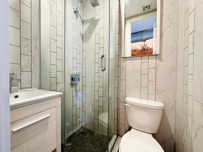 Building Photo - Furnished room/NOT APARTMENT