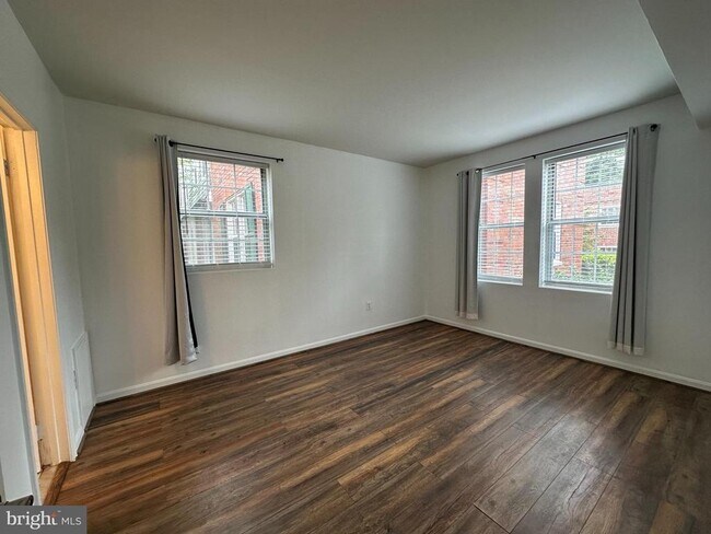 Building Photo - 1816 Queens Ln