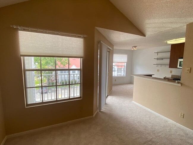 Building Photo - Top Floor 1 Bedroom condo in the gated com...