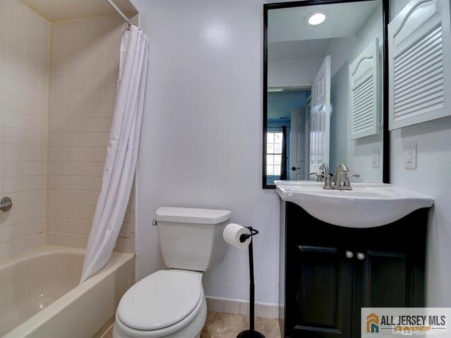 Building Photo - 105 Longfield Ct