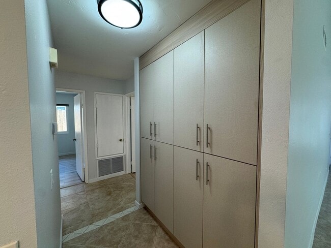 Building Photo - 4 bedroom - 2 Bathroom