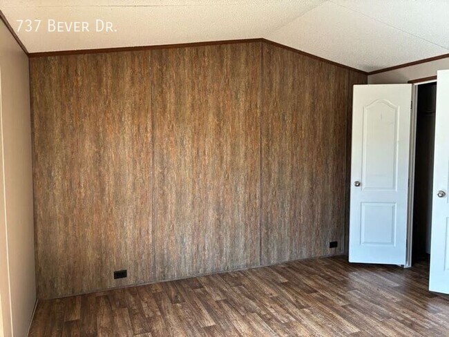 Building Photo - 737 W Bever Dr
