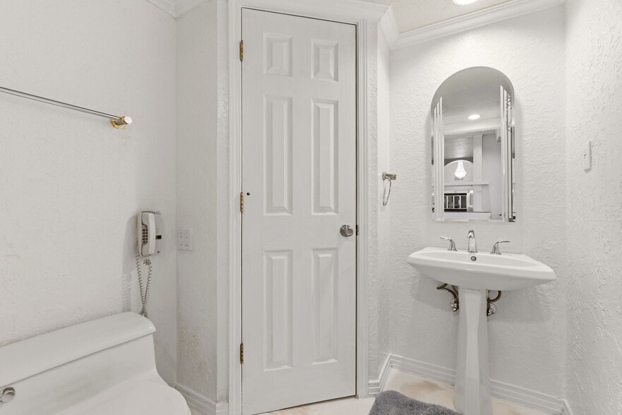 Building Photo - 9706 Tanoan Dr NE