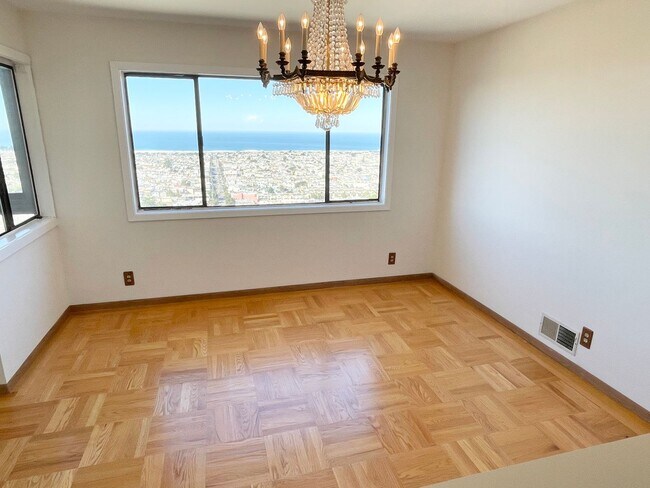 Building Photo - Beautiful Golden Gate Heights 5 Bed/3.5 Bath Home w/Amazing Views