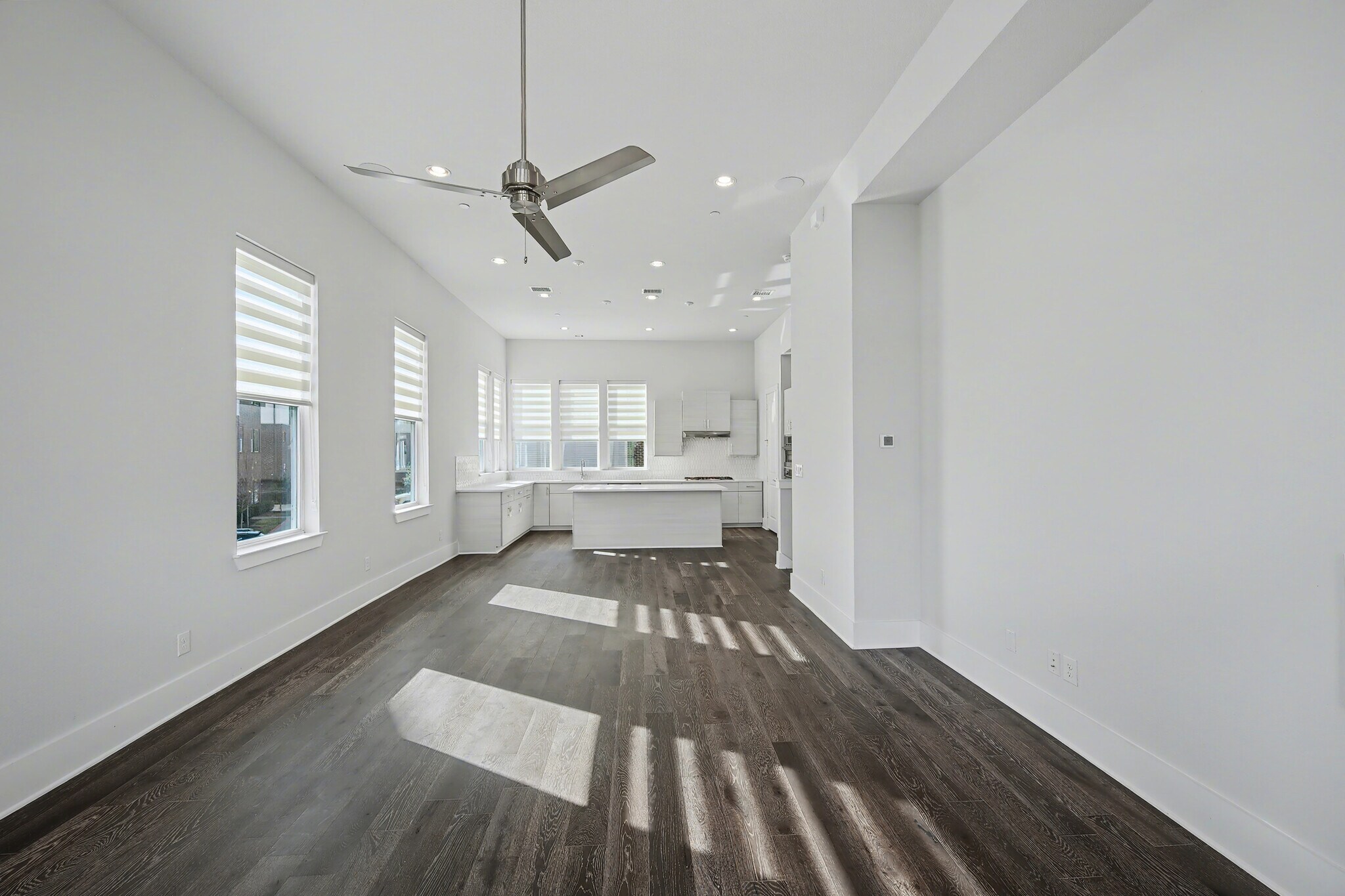 Building Photo - 381 E Greenbriar Ln