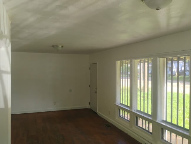 Building Photo - 1105 W McDowell Rd